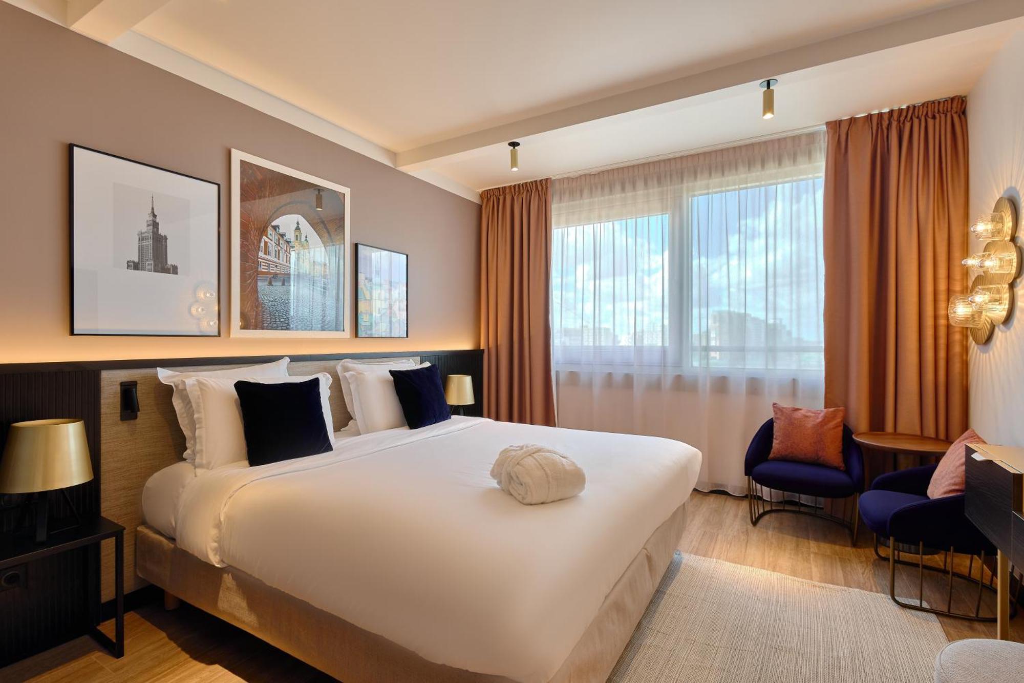 Executive Room with One Queen Bed,1211230270:JPEG